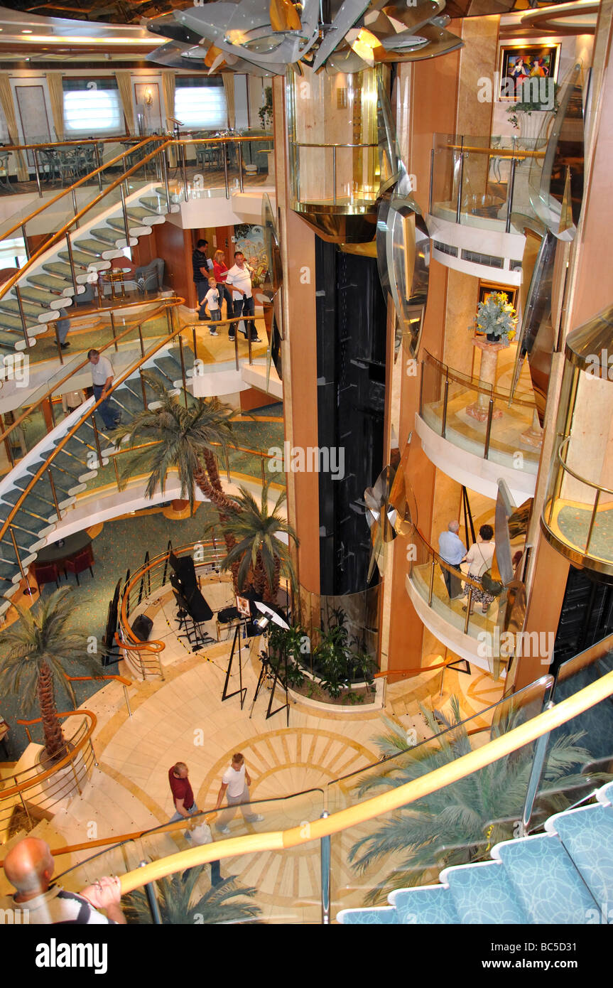 L'Atrium, P&O Oceana Cruise Ship. Mer du Nord, de l'Europe Banque D'Images