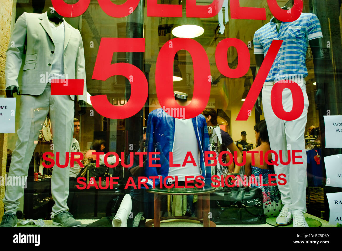 Paris France, magasins de vêtements, boutique pour hommes à la mode, dans le  Marais, fenêtre de la boutique « ventes de la grande surface », mannequin  textile de mode rapide Photo Stock - Alamy