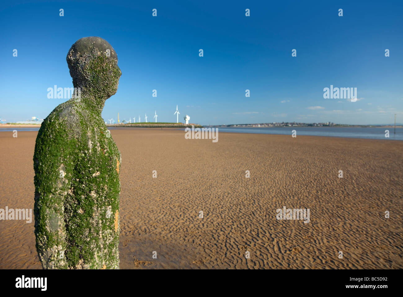 Sir Antony Gormley artwork un autre endroit est situé sur Crosby Beach qui fait partie de la côte de Sefton, dans la région de la ville de Liverpool au Royaume-Uni. Banque D'Images