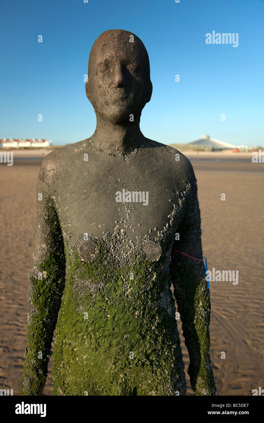 Sir Antony Gormley artwork un autre endroit est situé sur Crosby Beach qui fait partie de la côte de Sefton, dans la région de la ville de Liverpool au Royaume-Uni. Banque D'Images