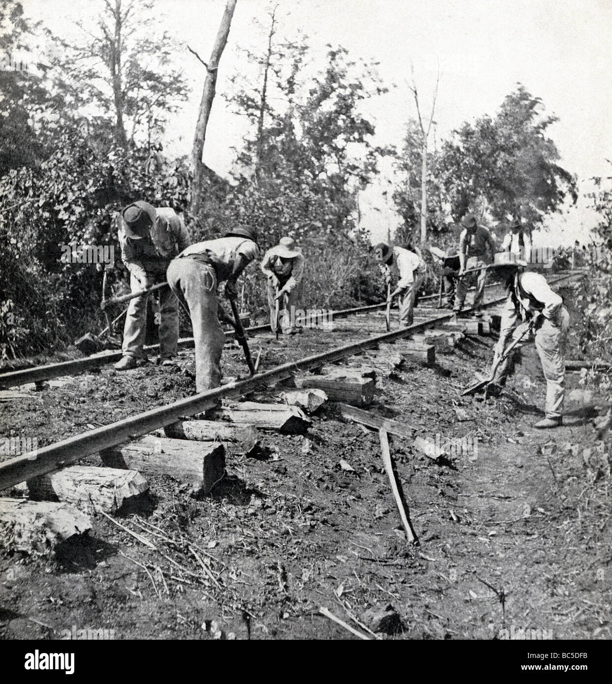 Les ouvriers de contrebande stringer réparation voie près de Murfreesboro après Civil War Battle of Stone's River en décembre 1862. Banque D'Images