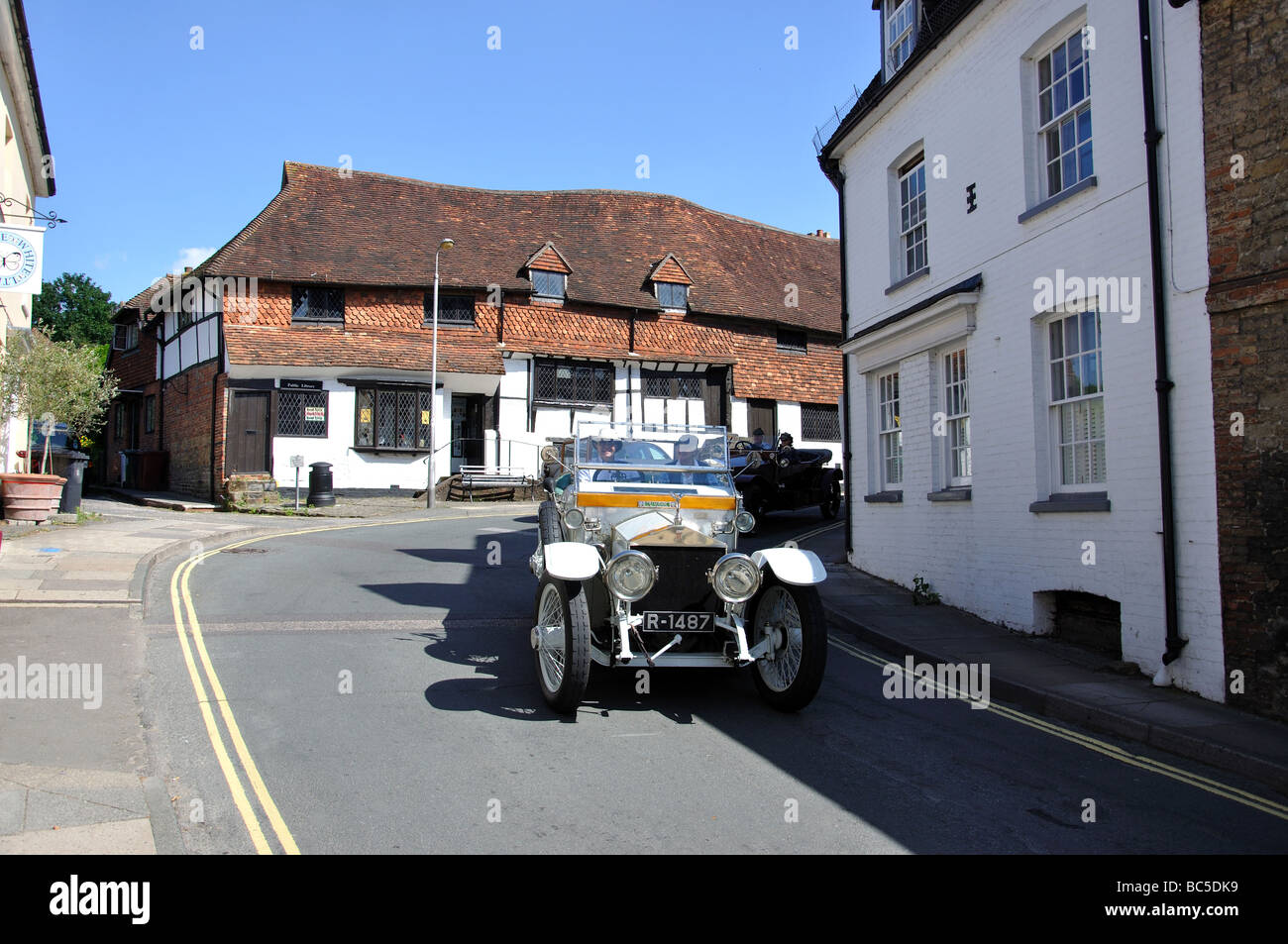 Classic car sur route, Knockhundred rangée, Midhurst, West Sussex, Angleterre, Royaume-Uni Banque D'Images