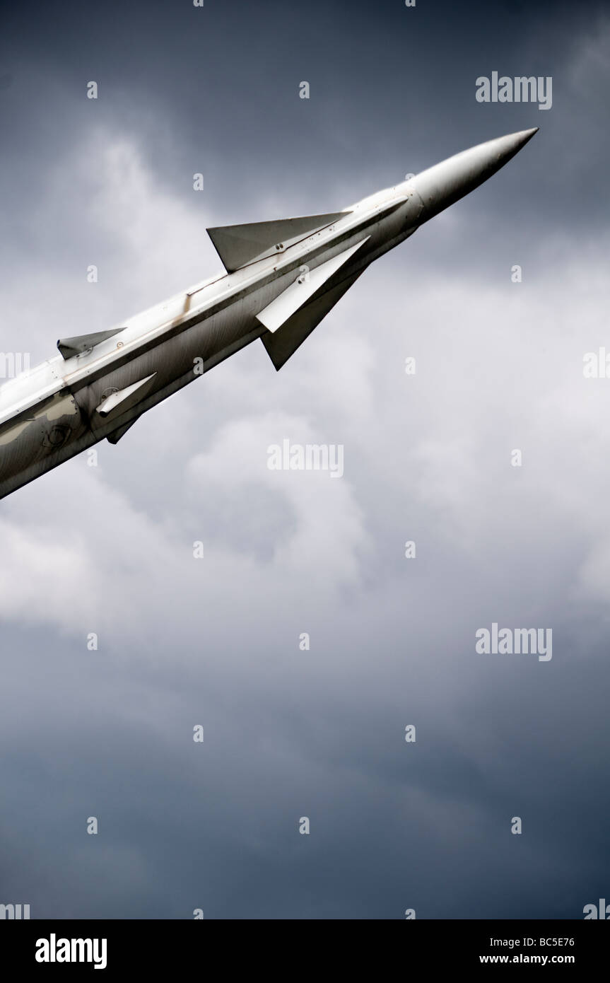 Un missile en position de lancement avec des nuages menaçants au-dessus Banque D'Images