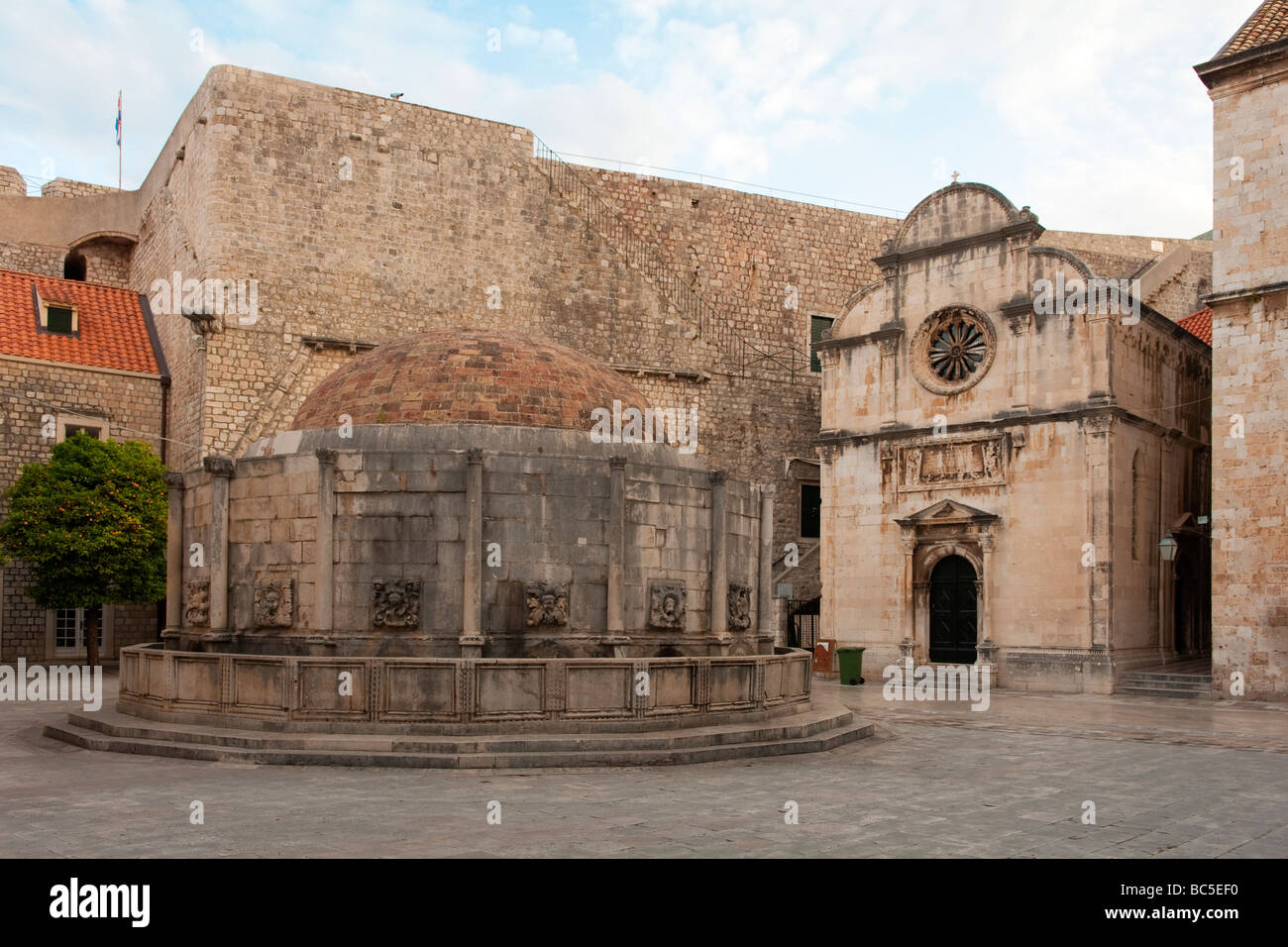 La grande fontaine d'Onofrio et l'église Saint Sauveur, Dubrovnik, Croatie Banque D'Images