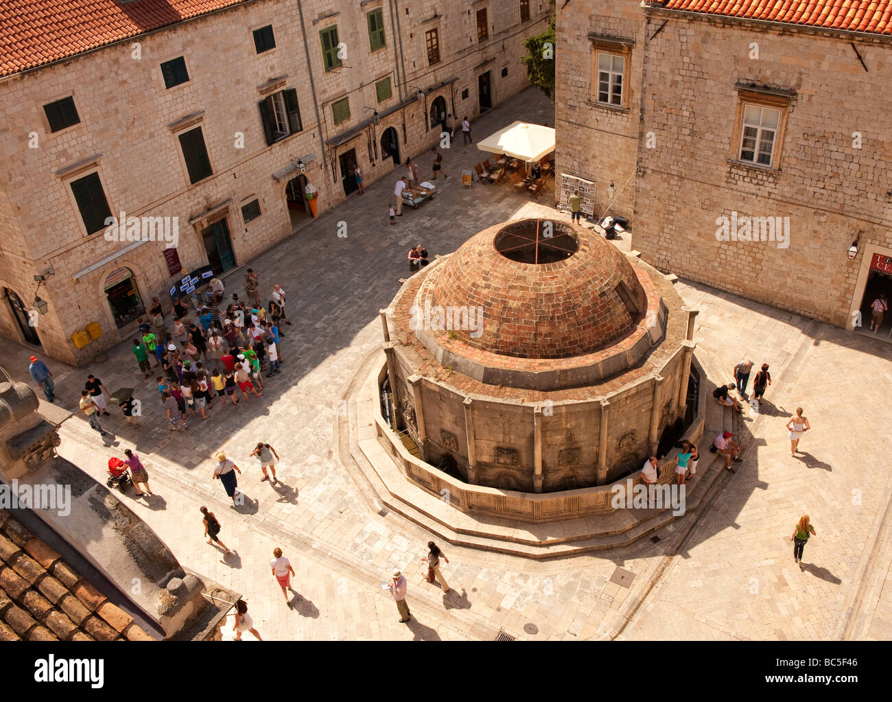 La grande fontaine d'Onofrio, près de la Porte Pile, Dubrovnik, Croatie, extraite du mur de la ville. Banque D'Images