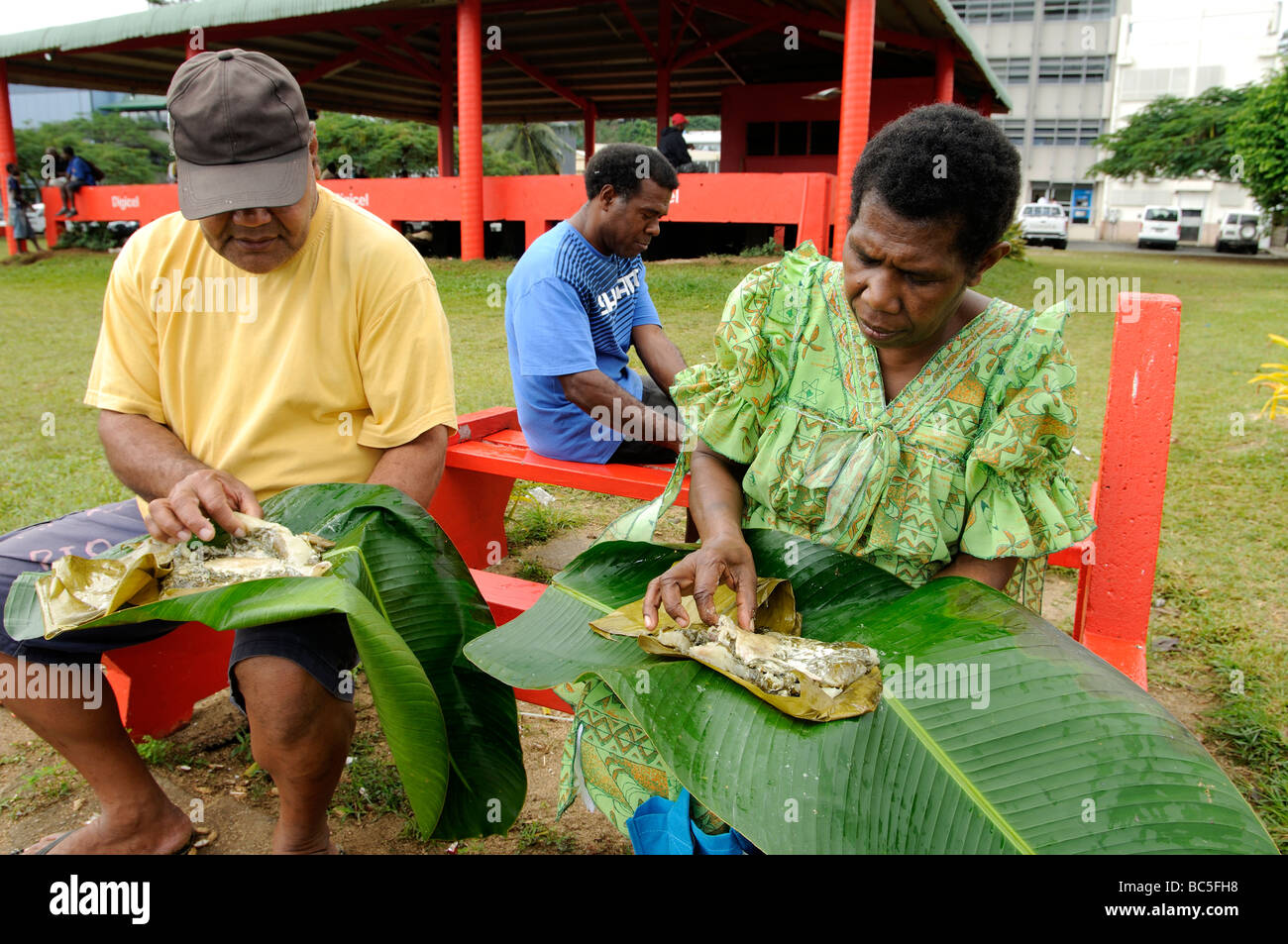Port Vila Vanuatu couple eating nourriture locale Banque D'Images