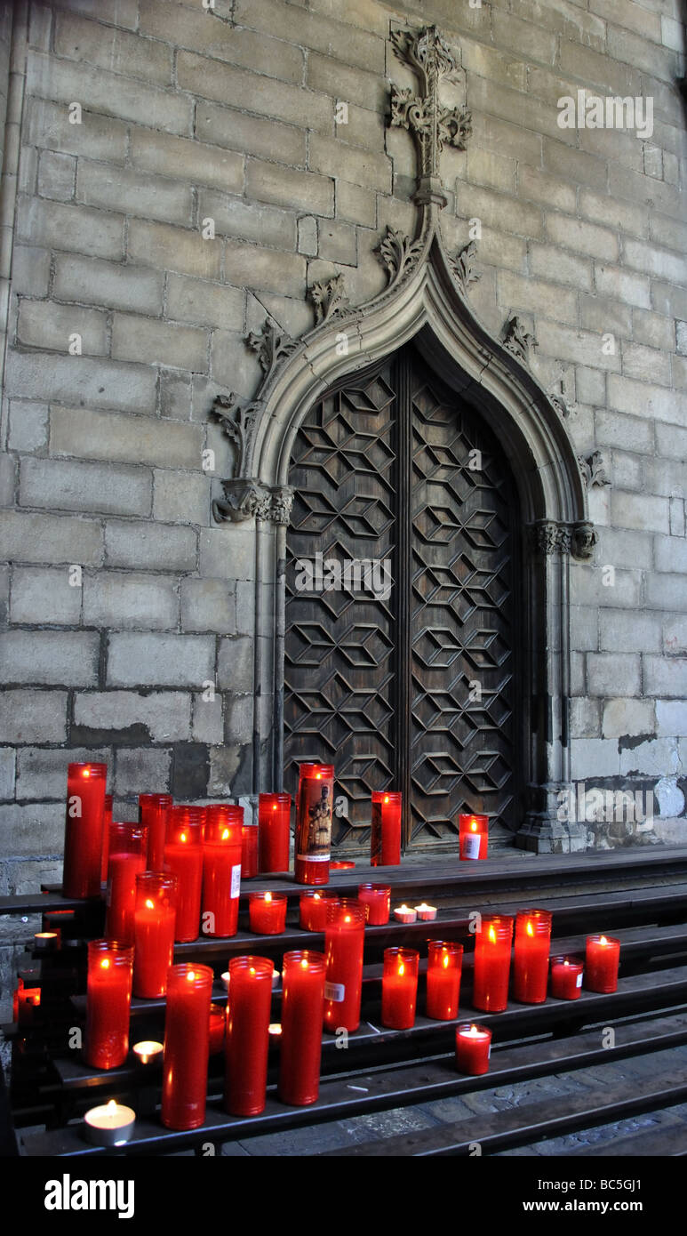 Bougies votives au cloître de la cathédrale de Barcelone, dans le Barri Gothic Banque D'Images