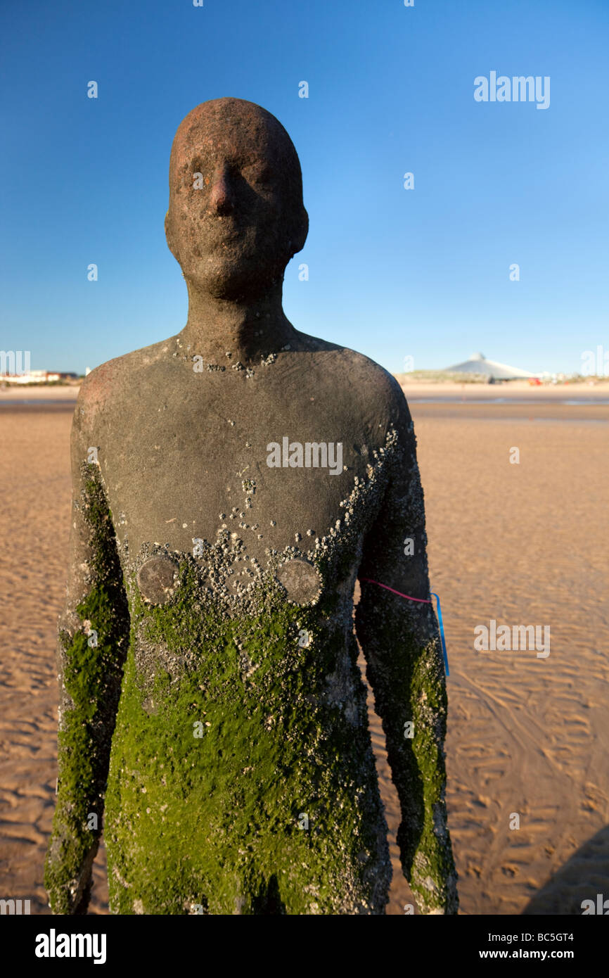 Sir Antony Gormley artwork un autre endroit est situé sur Crosby Beach qui fait partie de la côte de Sefton, dans la région de la ville de Liverpool au Royaume-Uni. Banque D'Images