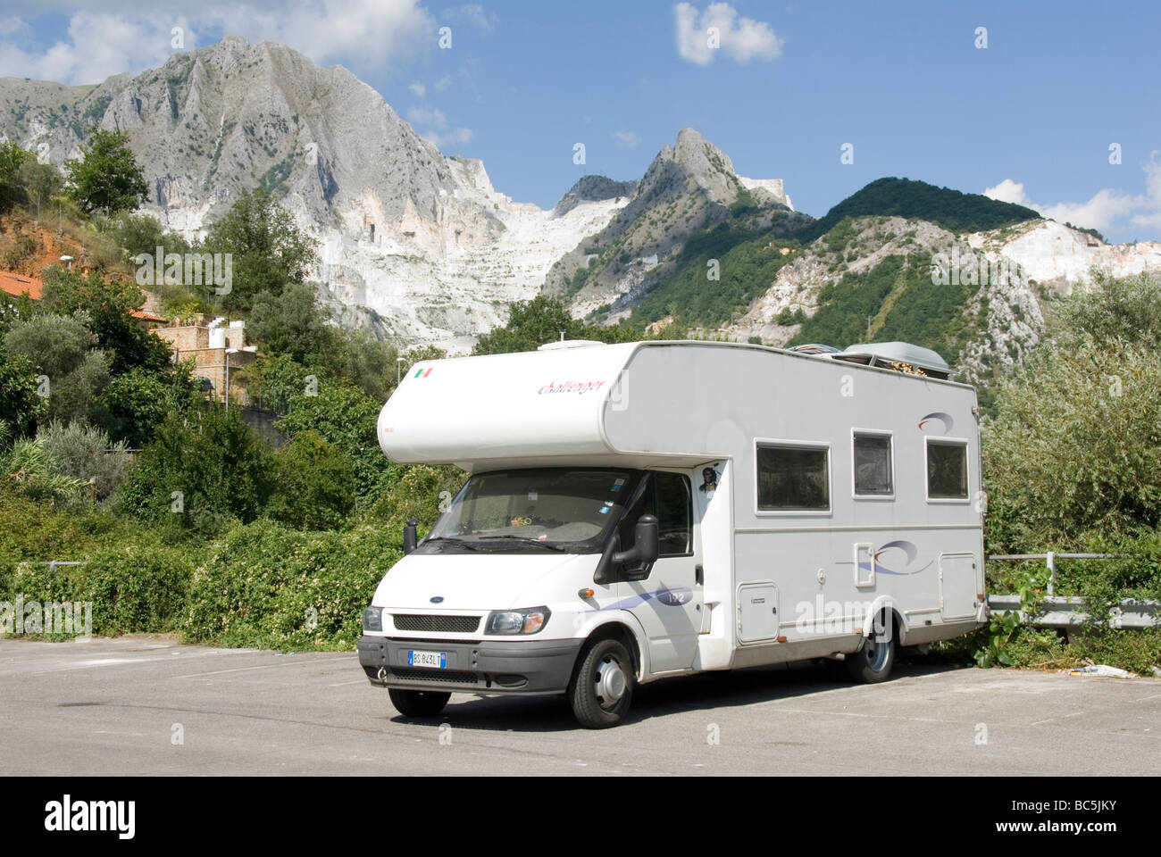 Campervan garé contre les spectaculaires montagnes de marbre de Carrare Alpes Apuanes Banque D'Images