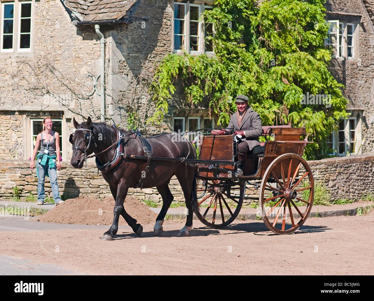 Transport de chevaux et de se positionner pour une tournée dans une période de BBC TV Drama de Lacock, Banque D'Images