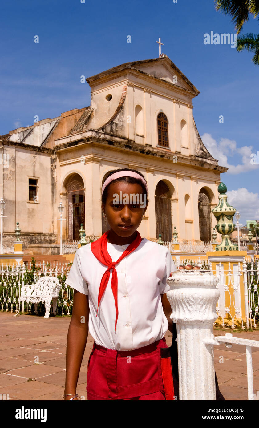 Portrait de l'enfant de l'école en uniforme devant la cathédrale de la Trinité à Cuba Banque D'Images