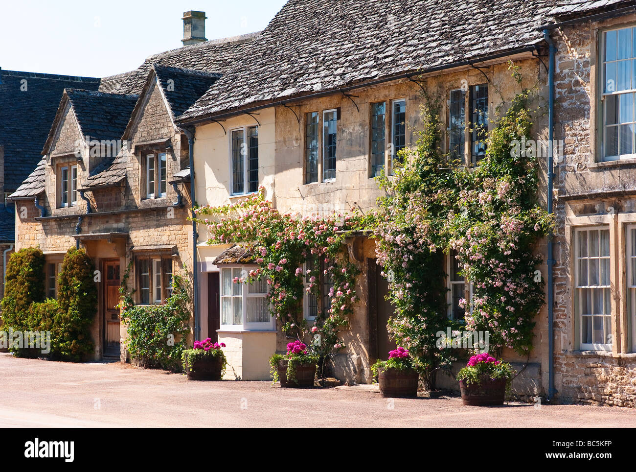 Vieux chalets dans village Lacock UK Banque D'Images