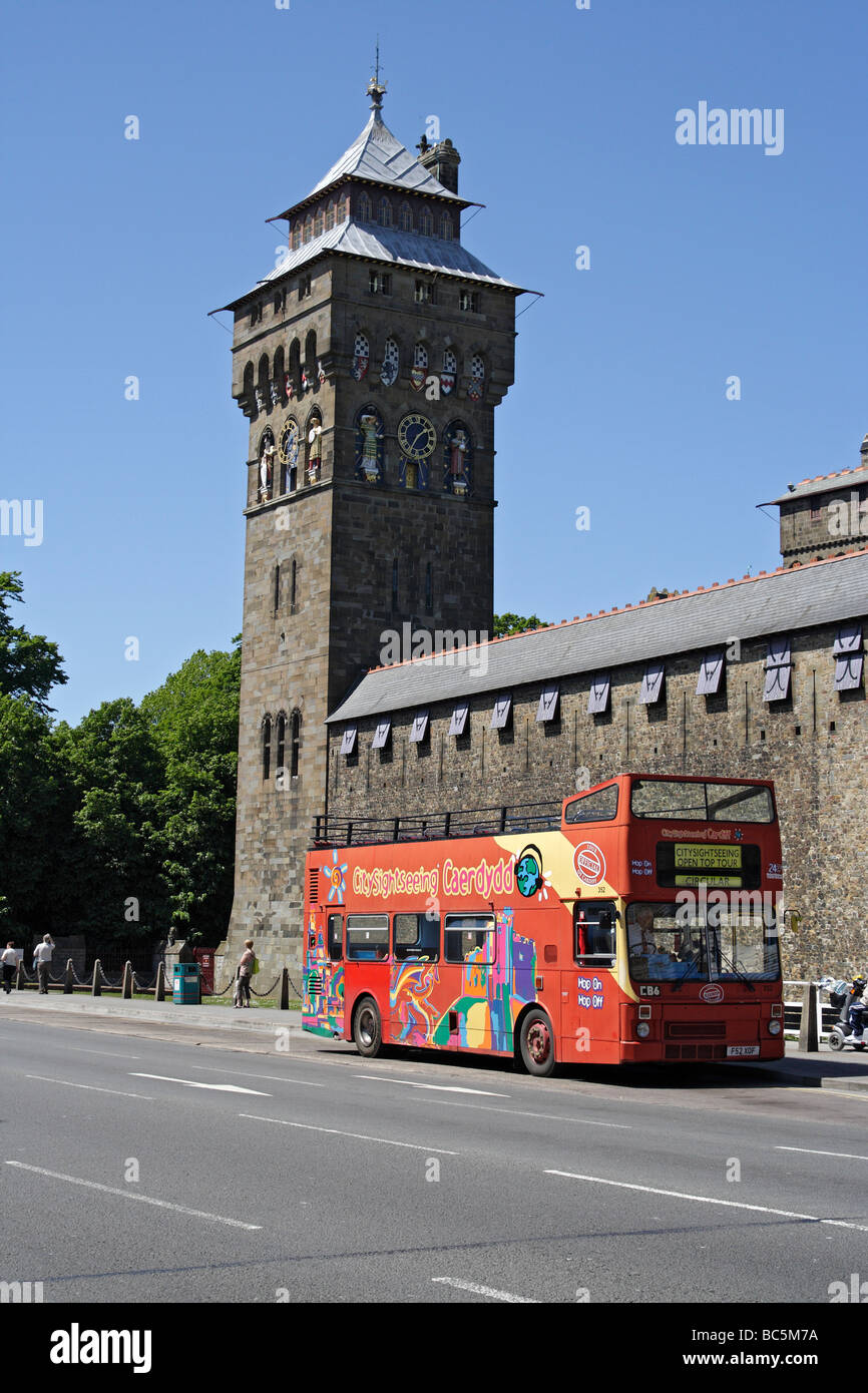 Bus touristique à toit ouvert devant le château de Cardiff, dans le centre-ville de Cardiff Wales UK Banque D'Images Bus touristique à toit ouvert devant le château de Cardiff, dans le centre-ville de Cardiff Wales UK Banque D'Images
