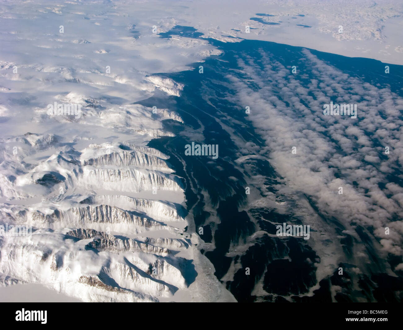 Vue aérienne du Groenland golfe avec montagne et océan Banque D'Images