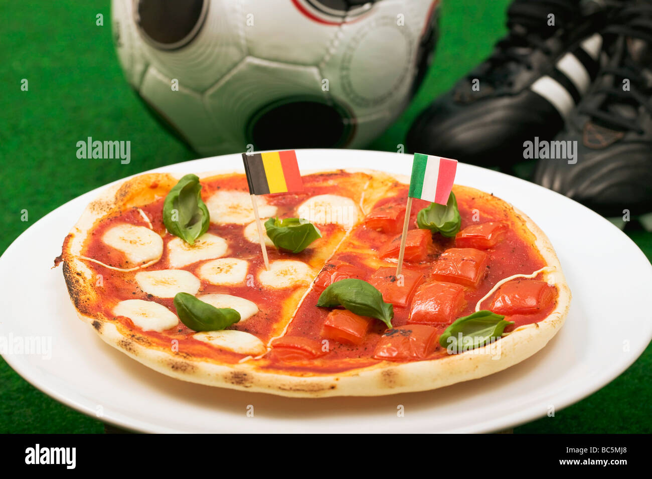 Pizza avec les drapeaux de la Belgique et l'Italie - Banque D'Images