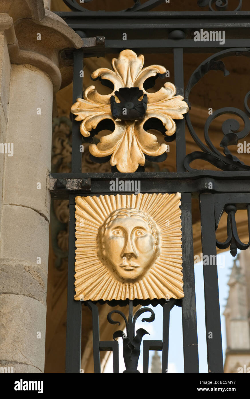 Motifs doré sur la porte à l'All Souls College Oxford UK Banque D'Images