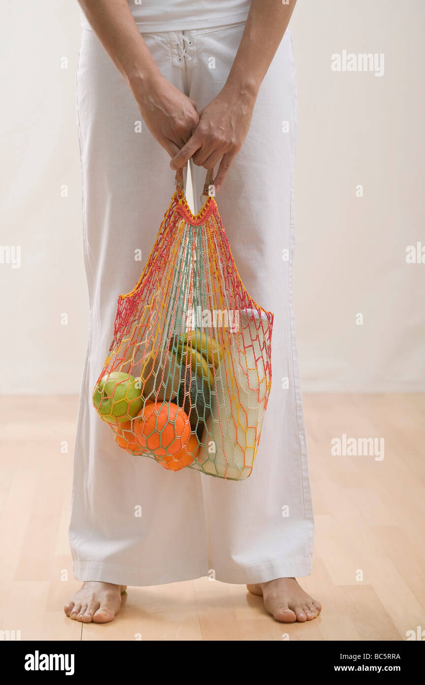 Jeune femme avec string sac plein de provisions - Banque D'Images