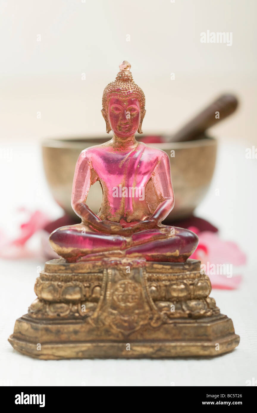 Une figure religieuse asiatique avec bol chantant - Banque D'Images