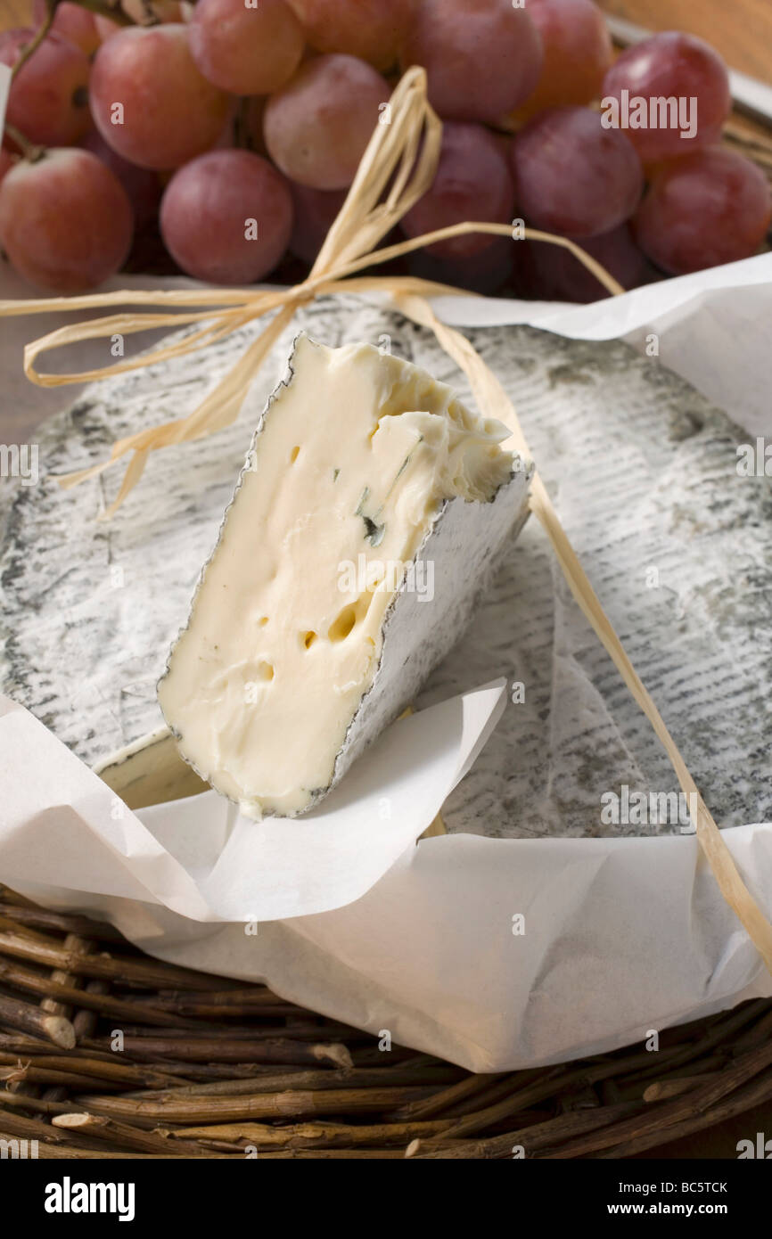 Fromage bleu (bleu de Bresse, France) et les raisins - Banque D'Images