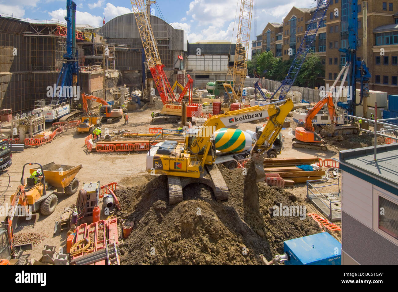 Le site de construction du bâtiment d'échardes, près de London Bridge au cours de la terre fonctionne. Banque D'Images