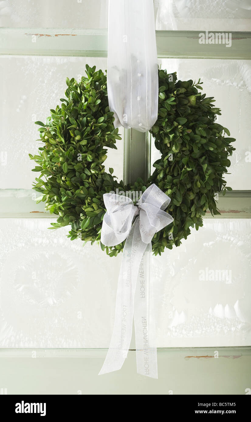 Porte couronne de Noël fort avec arc blanc - Banque D'Images