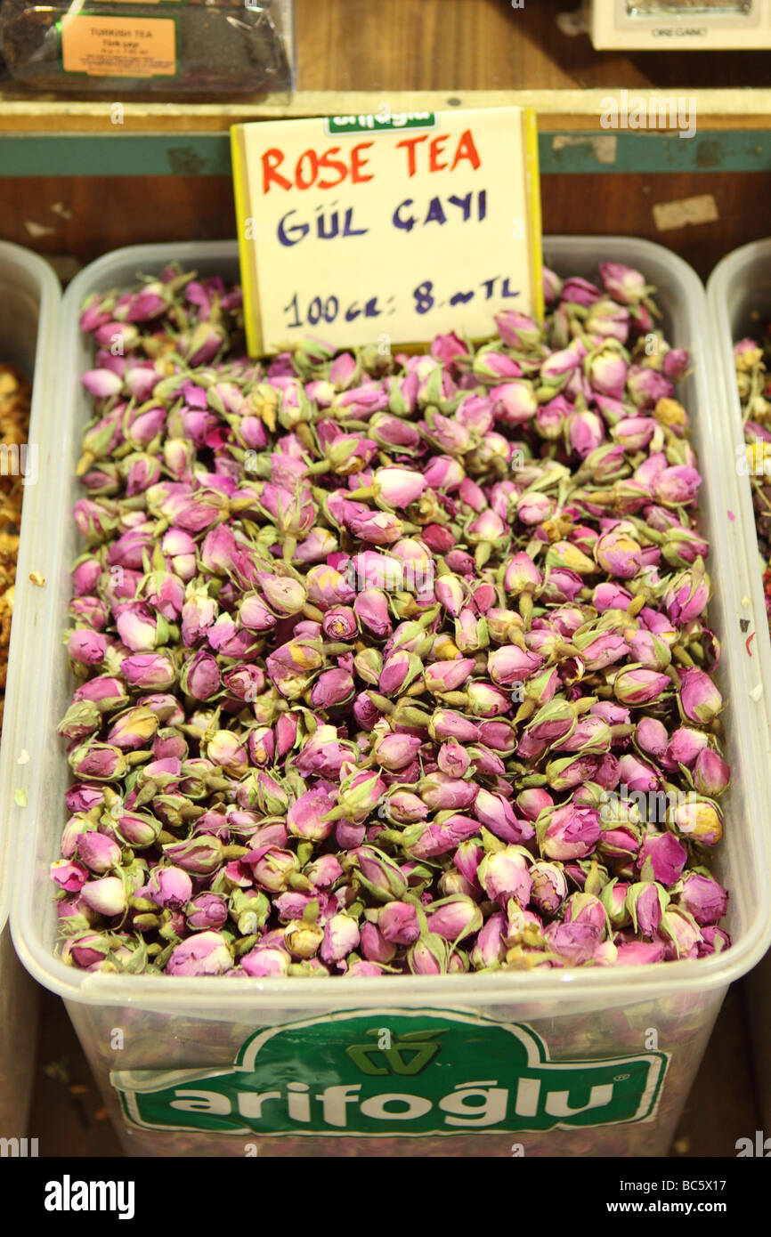 Istanbul Turquie roses frais fleurs de thé à la vente à la bazar égyptien d'Eminonu à marché Banque D'Images