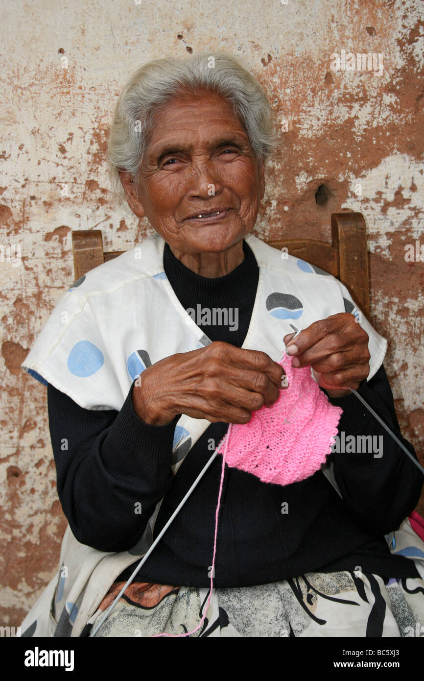 Portrait de Madagascar Grandma Knitting Banque D'Images