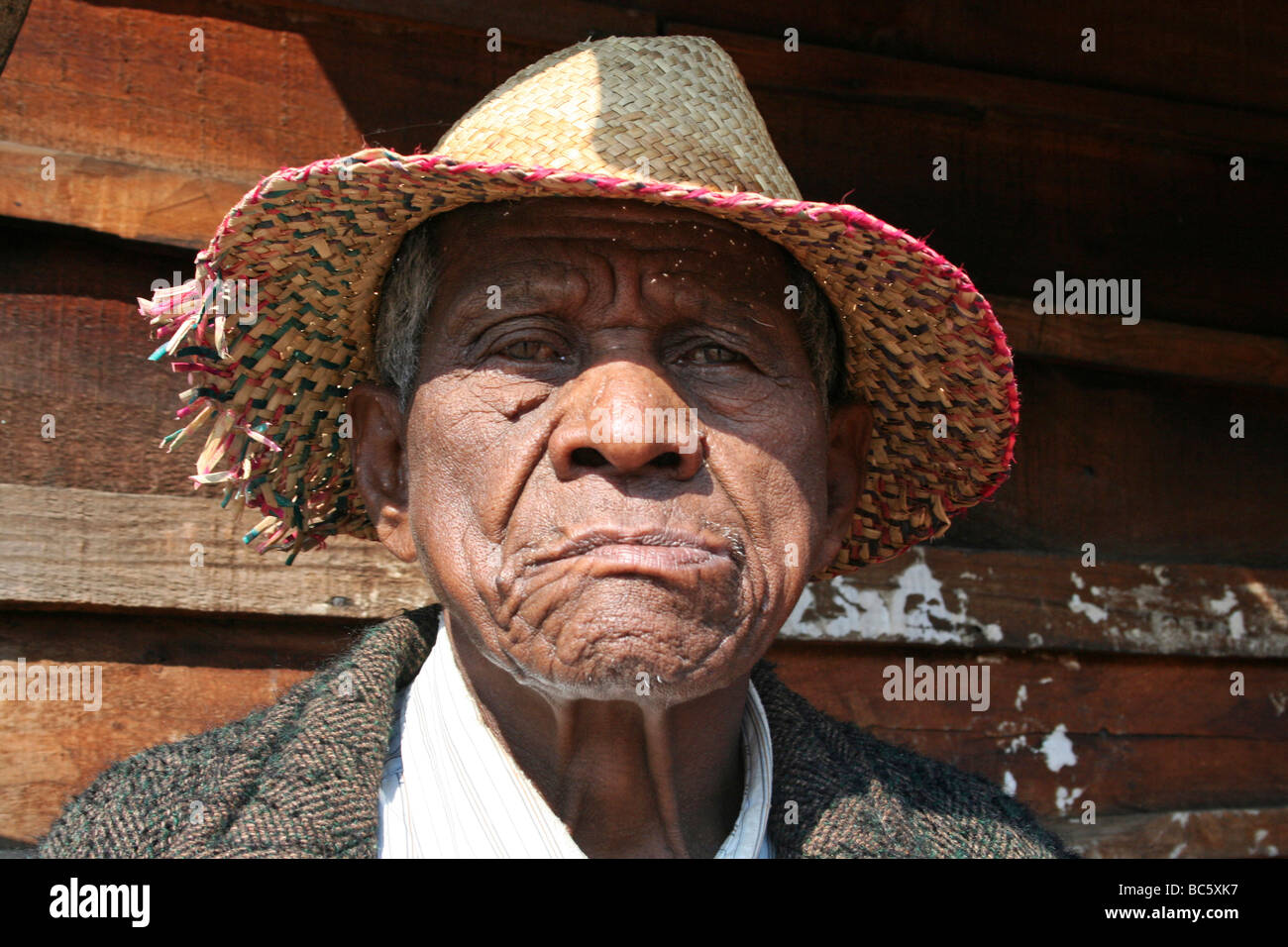 Madagascar Personnes âgées Homme portant chapeau de paille à Ambositra,  province de Fianarantsoa, Madagascar Photo Stock - Alamy