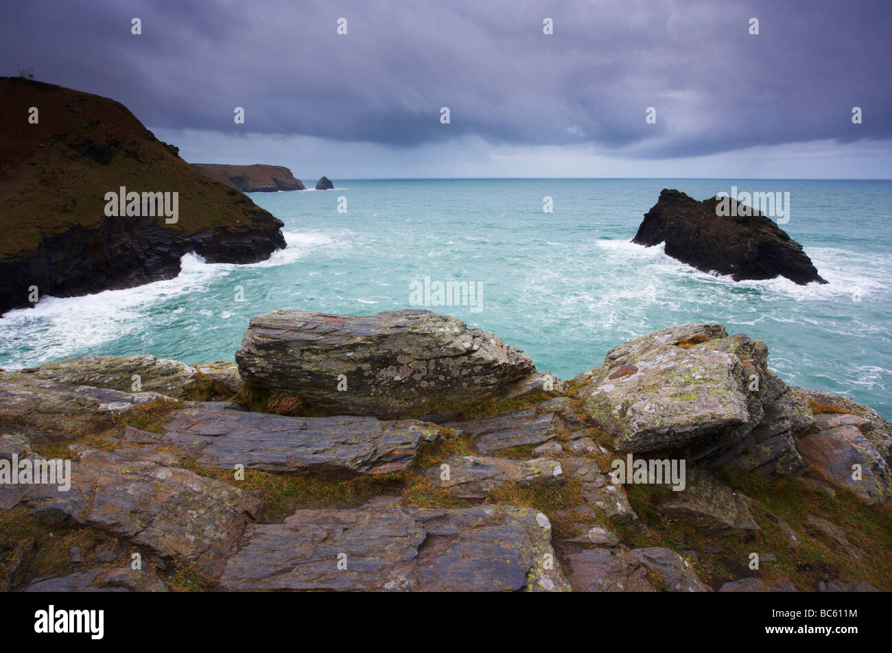 Une vue de Boscastle à vers le sud le long de la spectaculaire côte nord des Cornouailles Banque D'Images