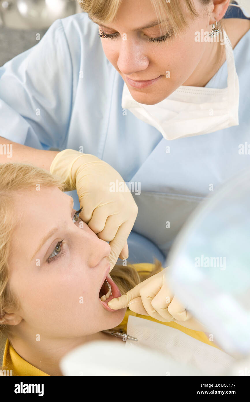 Femme dentiste dents du patient l'examen Banque D'Images
