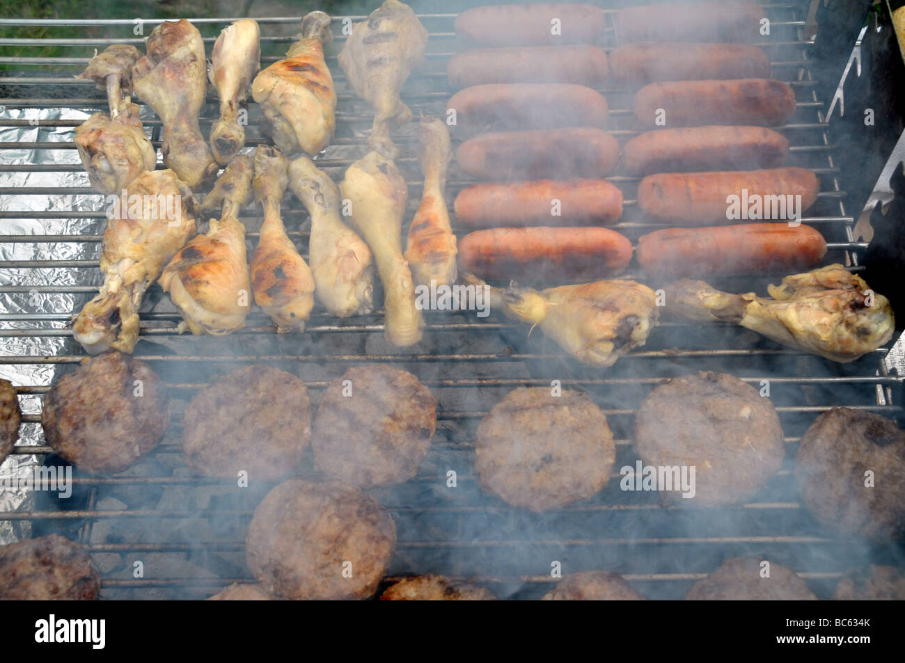 La viande étant grillées sur un barbecue. Banque D'Images