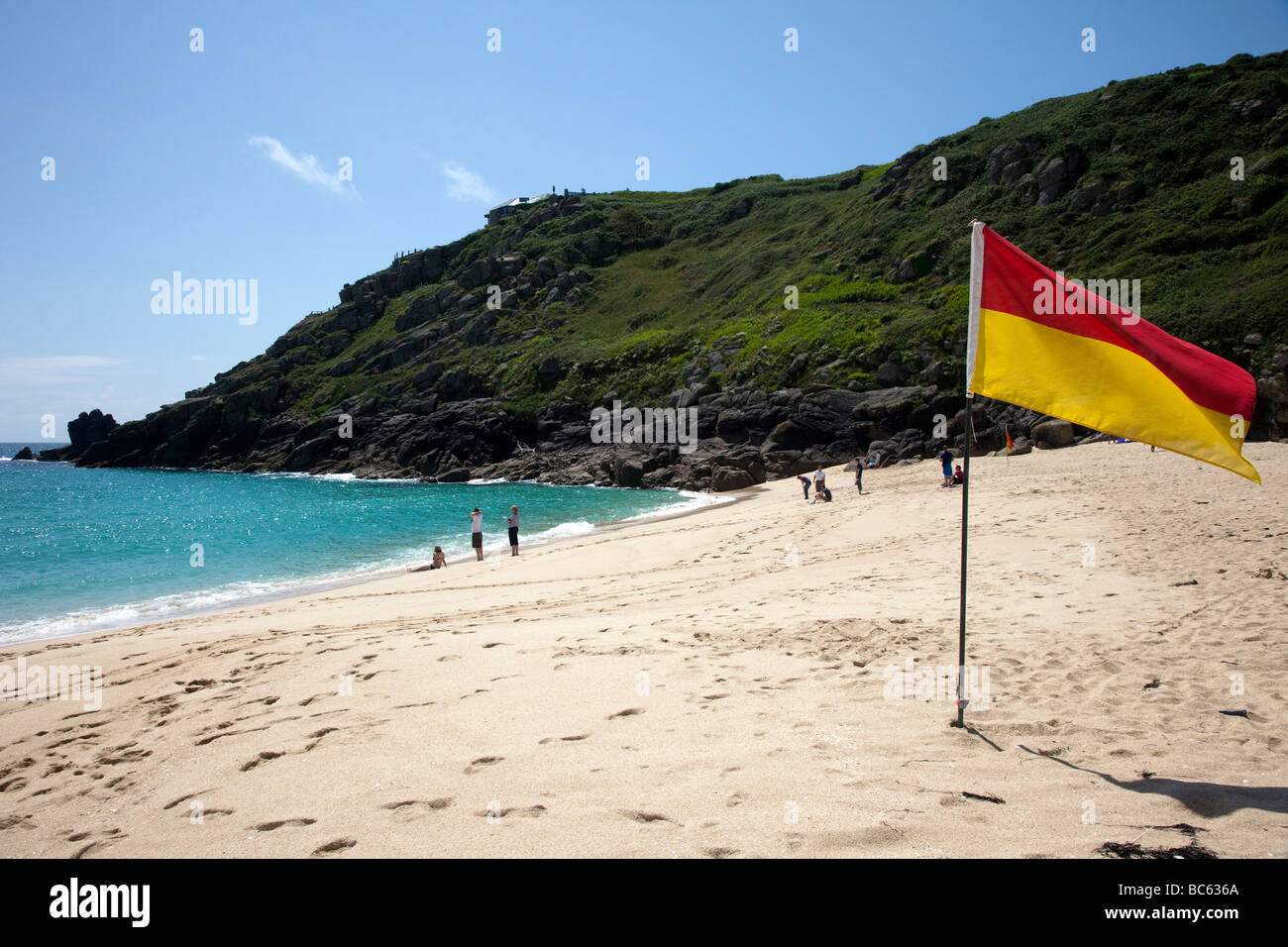 Drapeaux de sécurité à la plage de Porthcurno Lifeguarded beach RNLI, Cornwall, UK Banque D'Images