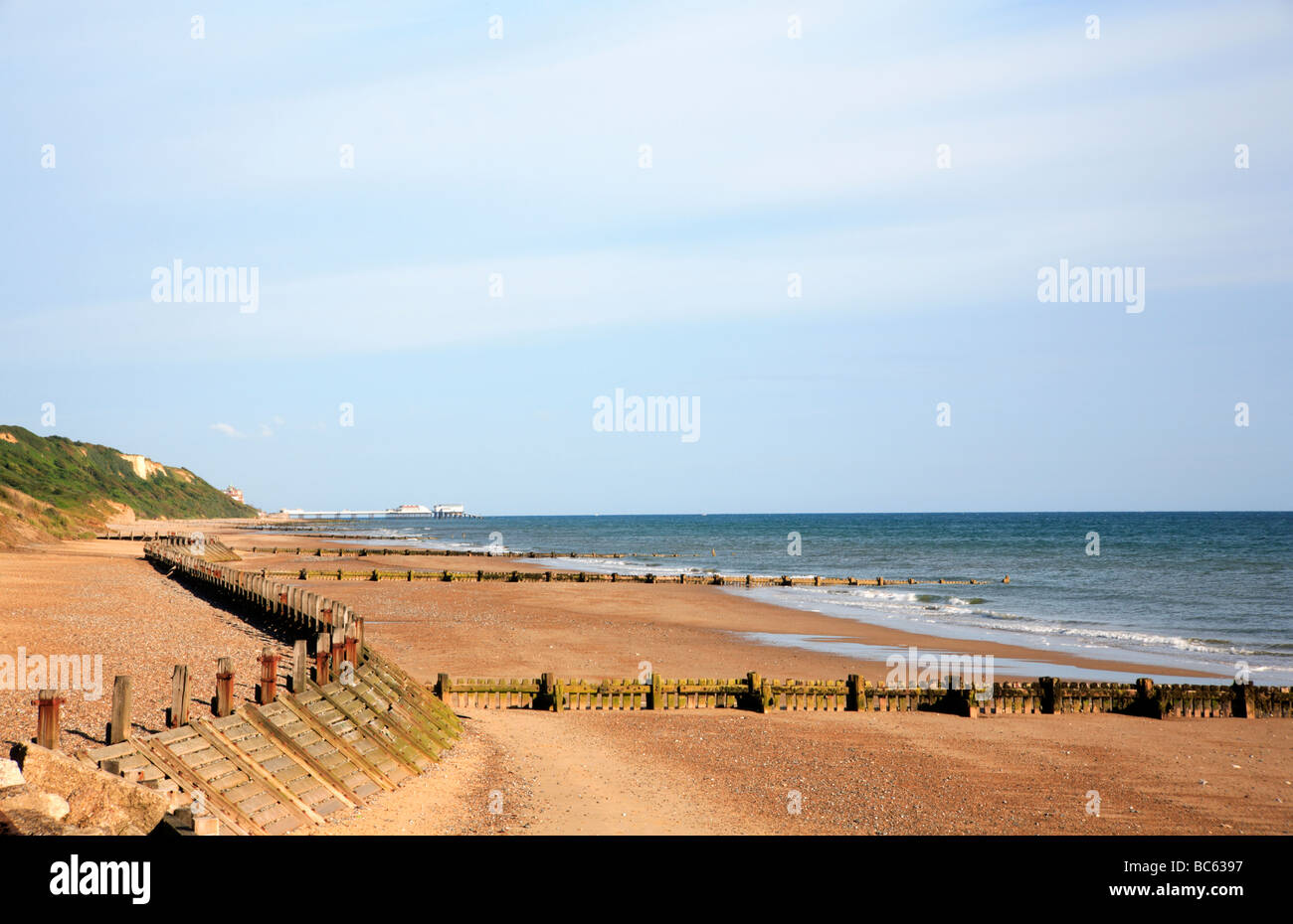 La plage de l'ouest à Overstrand, Norfolk, Royaume-Uni, regard vers Cromer, Jetée de Cromer avec à l'horizon. Banque D'Images