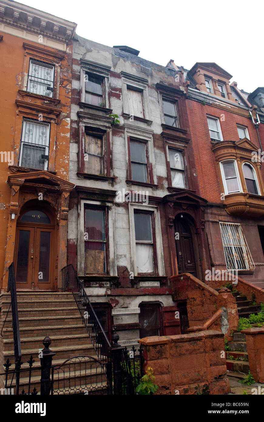 Brownstone délabré en attente de restauration sur Lefferts Place dans le quartier de Bedford Stuyvesant à Brooklyn New York Banque D'Images