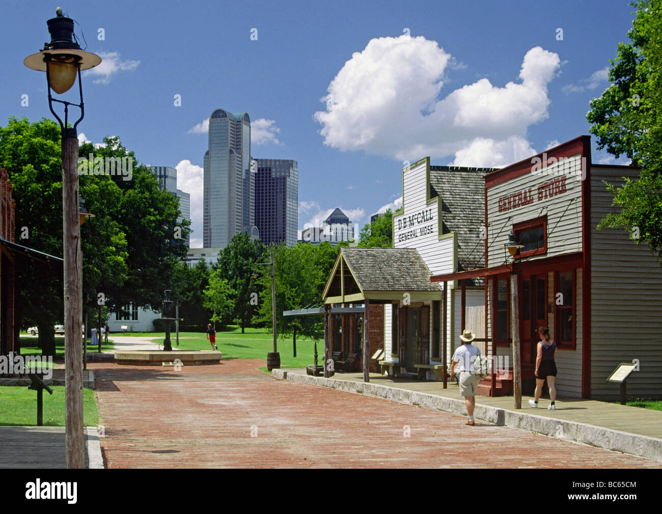 Vieille Ville Park Complexe Commercial, musée en plein air avec le centre-ville de Tours à distance à Dallas Texas USA Banque D'Images