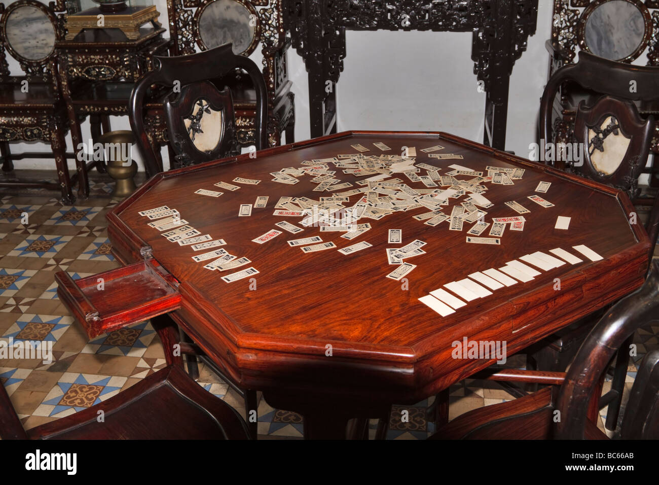 Mah Jongg Antique table et jeu à l'Peranakan, Georgetown, Penang, Malaisie Banque D'Images