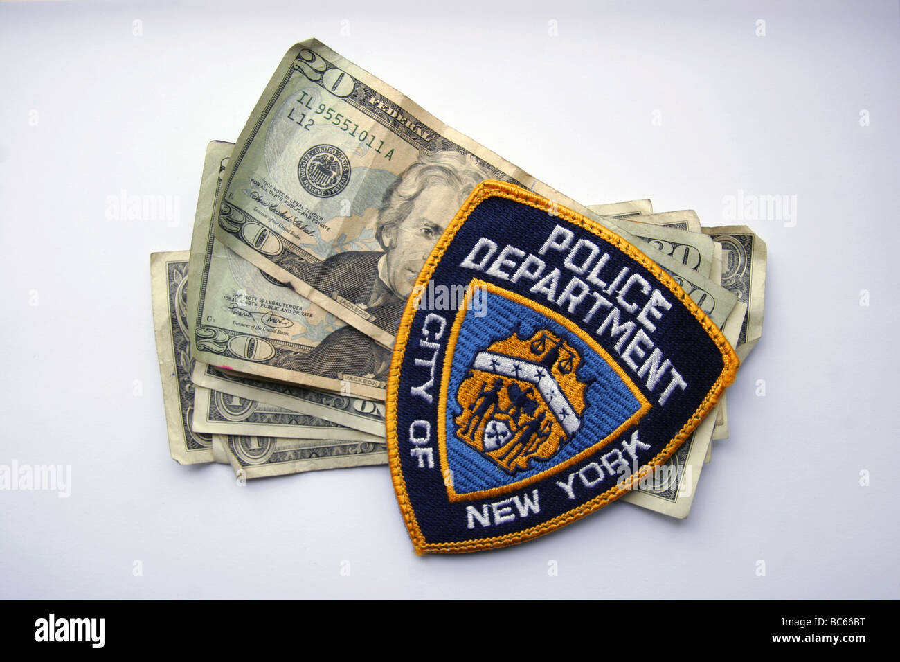 Patch de police du NYPD et American dollar bills Banque D'Images