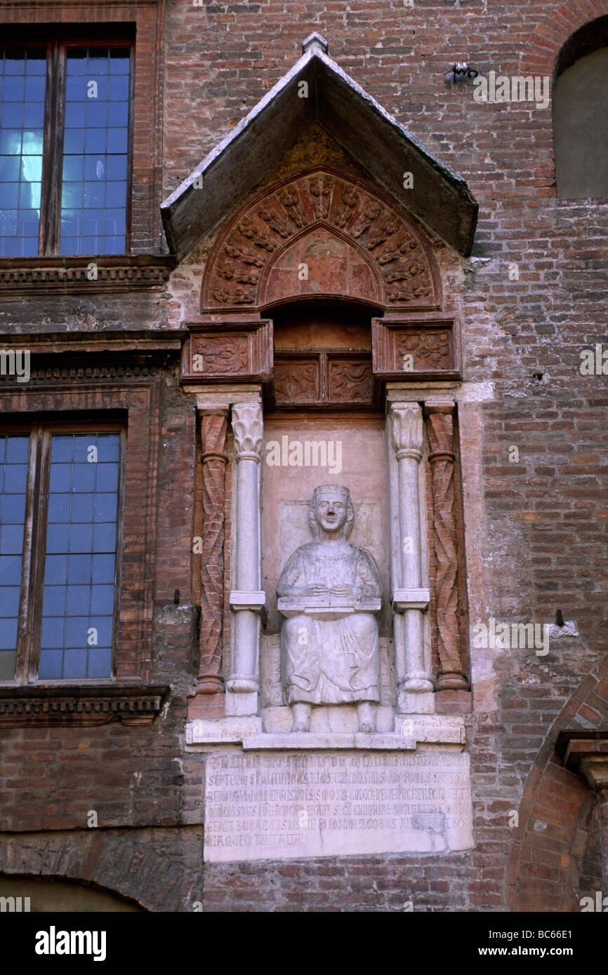 Italie, Lombardie, Mantoue, Piazza Broletto, Palazzo del Podestà, hôtel de ville, statue de Virgile Banque D'Images
