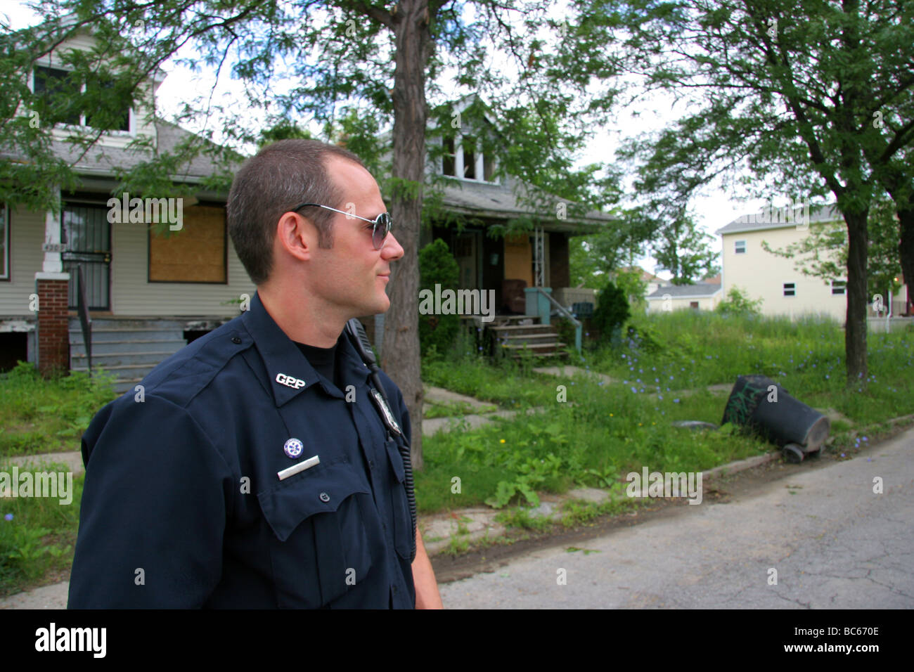 Cop debout sur street à Detroit Michigan USA Banque D'Images