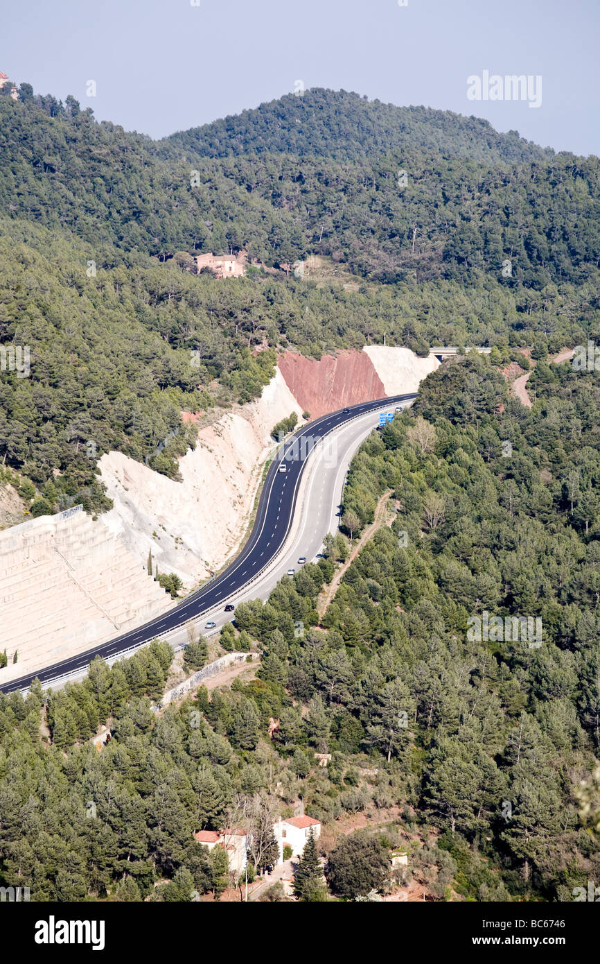 Vue aérienne d'une route creusée dans une montagne Banque D'Images