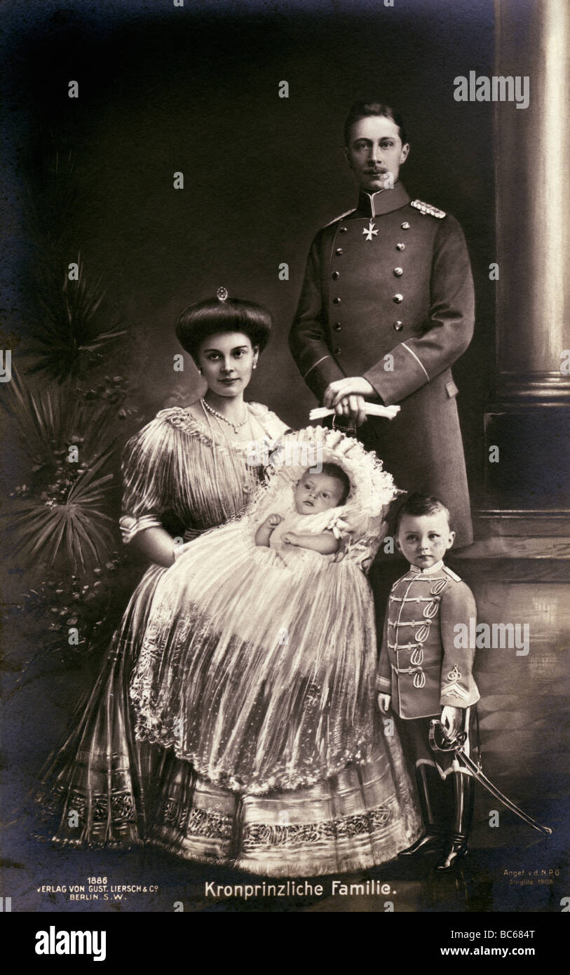 William, 6.5.1882 - 20.7.1951, prince héritier allemand 15.6.1888 - 9.11.1918, épouse la princesse Cecilie et fils le prince Wilhelm et le prince Louis Ferdinand, carte postale, 1907, Banque D'Images