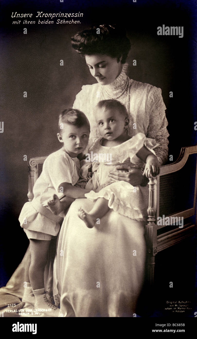 Cecilie, 20.9.1886 - 6.5.1954, princesse allemande de la Couronne 6.6.1905 - 9.11.1918, avec ses fils le prince William et le prince Louis Ferdinand, Palais de marbre, Potdadam, carte postale de M. Speaight, 1908, Banque D'Images