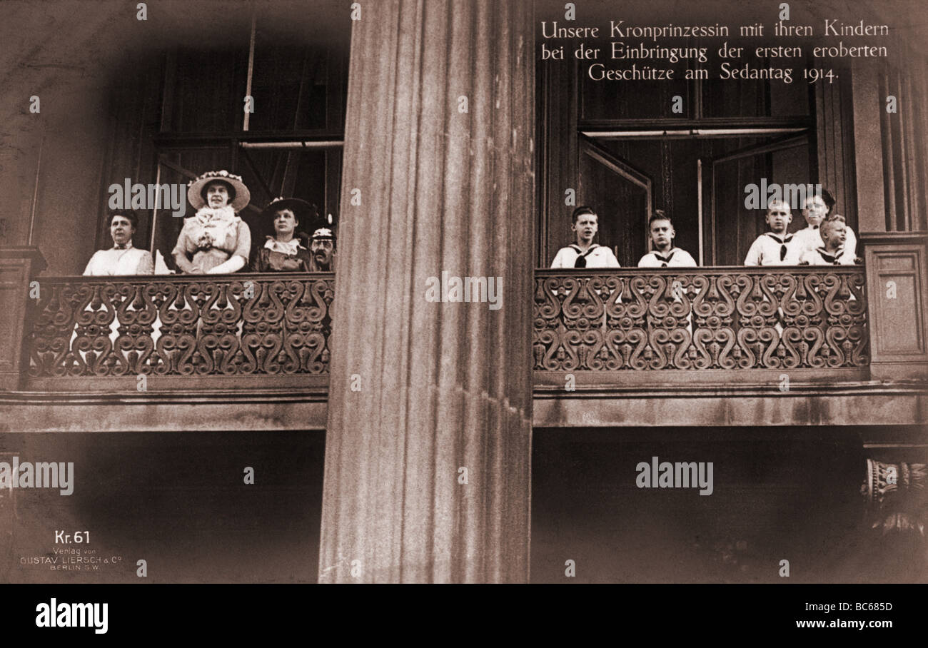 Cecilie, 20.9.1886 - 6.5.1954, princesse allemande de la Couronne 6.6.1905 - 9.11.1918, avec ses fils William, Louis Ferdinand, Hubertus et Frederick, Château de Berlin, jour de Sedan, 2.9.1914, carte postale, éditeur Gustav Liersch, Berlin, Banque D'Images