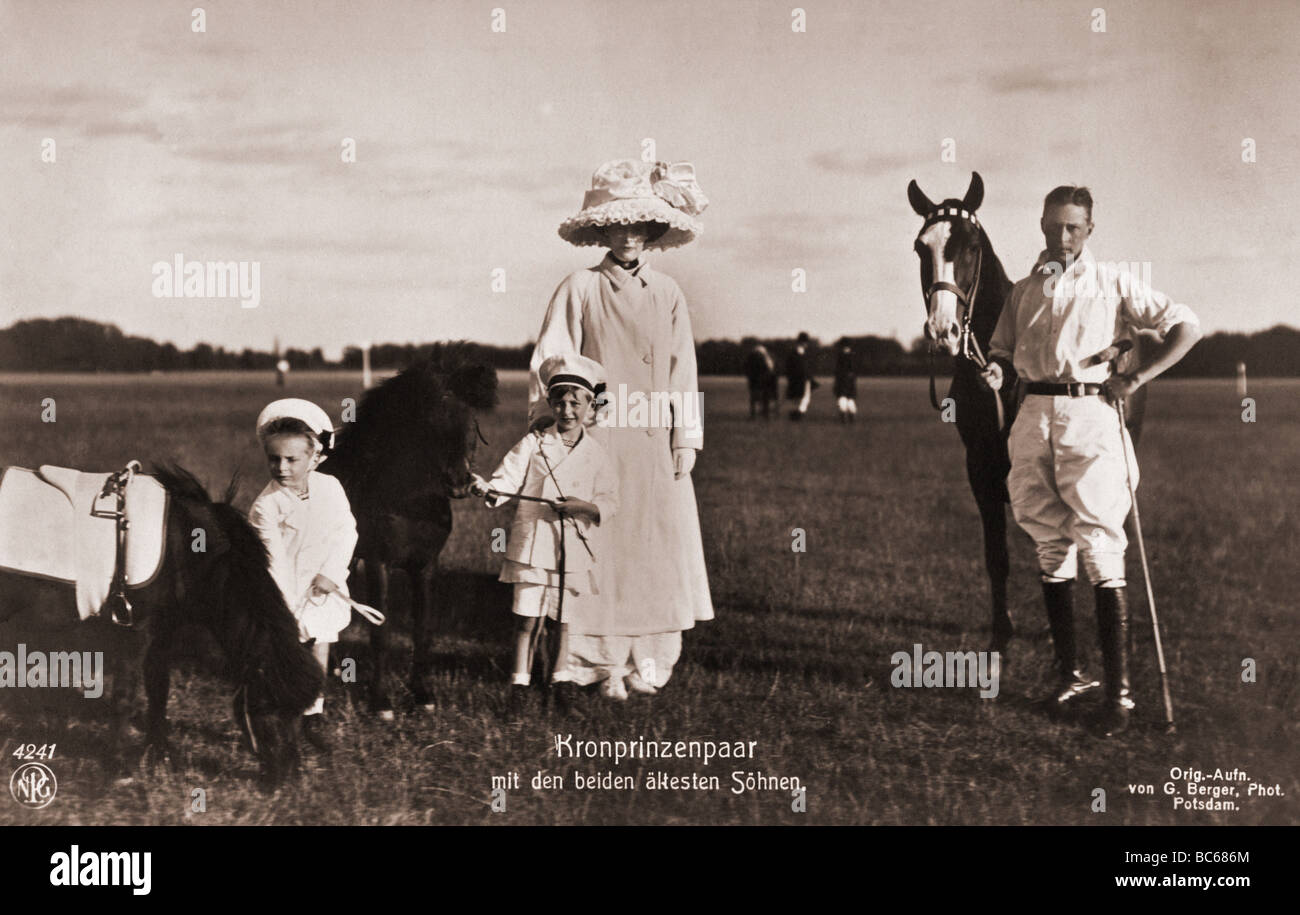 William, 6.5.1882 - 20.7.1951, prince héritier allemand 15.6.1888 - 9.11.1918, épouse la princesse Cecilie et fils le prince Wilhelm et le prince Louis Ferdinand, carte postale, G. Berger, Potsdam, um 1910, Banque D'Images