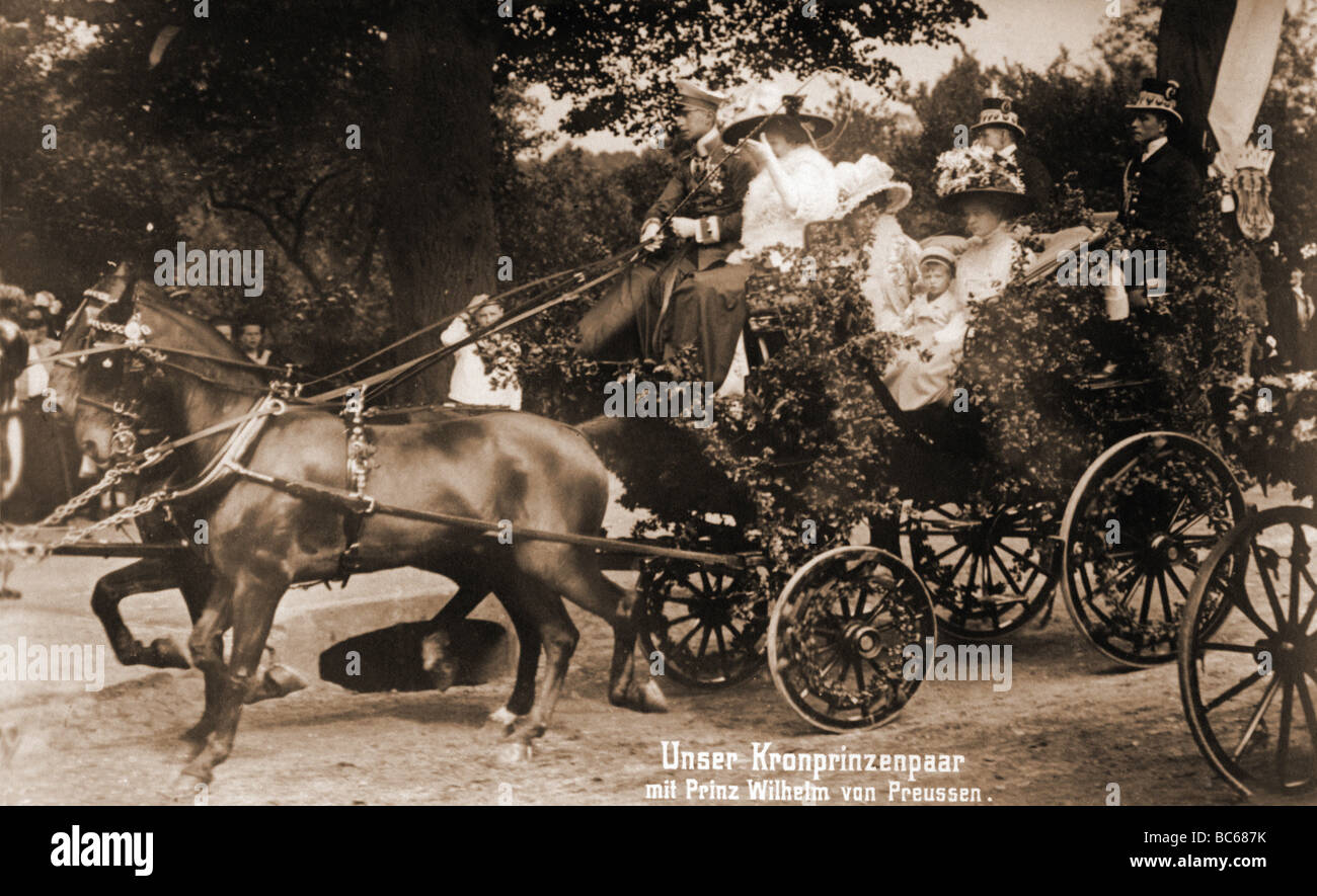 William, 6.5.1882 - 20.7.1951, prince héritier allemand 15.6.1888 - 9.11.1918, avec épouse la princesse Cecilie et fils le prince Wilhelm, carte postale, vers 1912, Banque D'Images