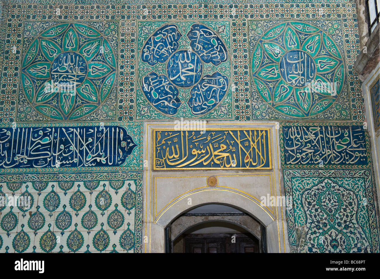 La Turquie , Istanbul , le Palais de Topkapi , motif carreaux bleu magnifique spectaculaire & panneaux de calligraphie avec citations du Coran Banque D'Images