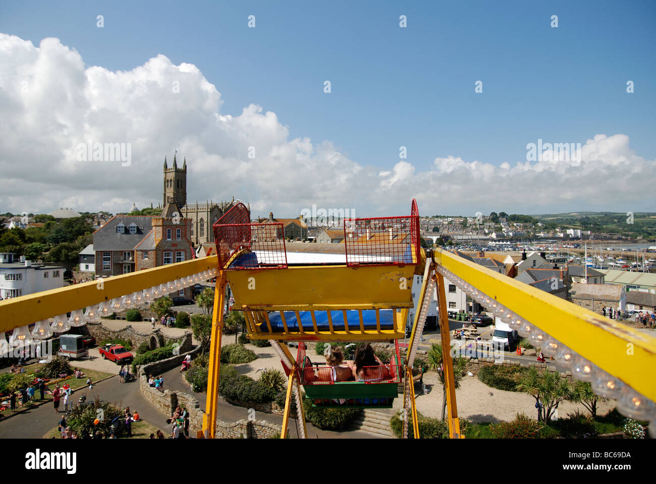 À plus de penzance en Cornouailles au Royaume-Uni du haut d'une roue de ferries à la fête foraine Banque D'Images