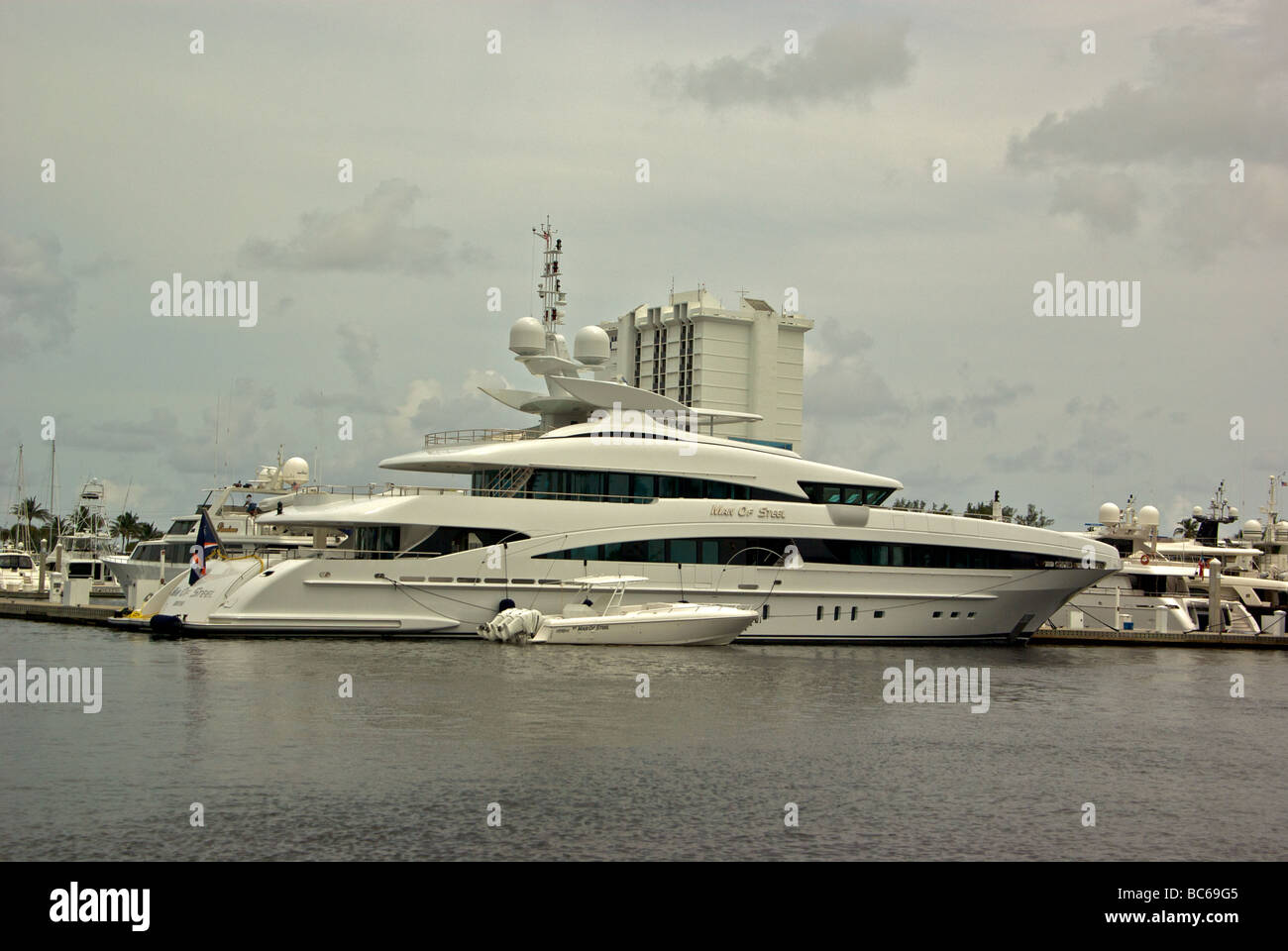 Mega super luxe yacht au dock club Banque D'Images