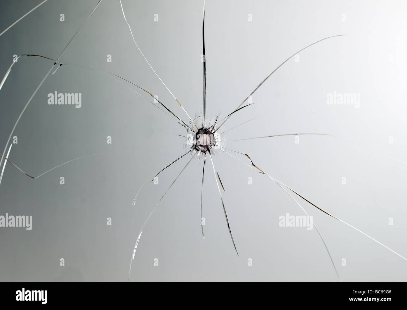 Il y a un verre de voiture cassée avec le trou dans le pare-brise photo center Banque D'Images