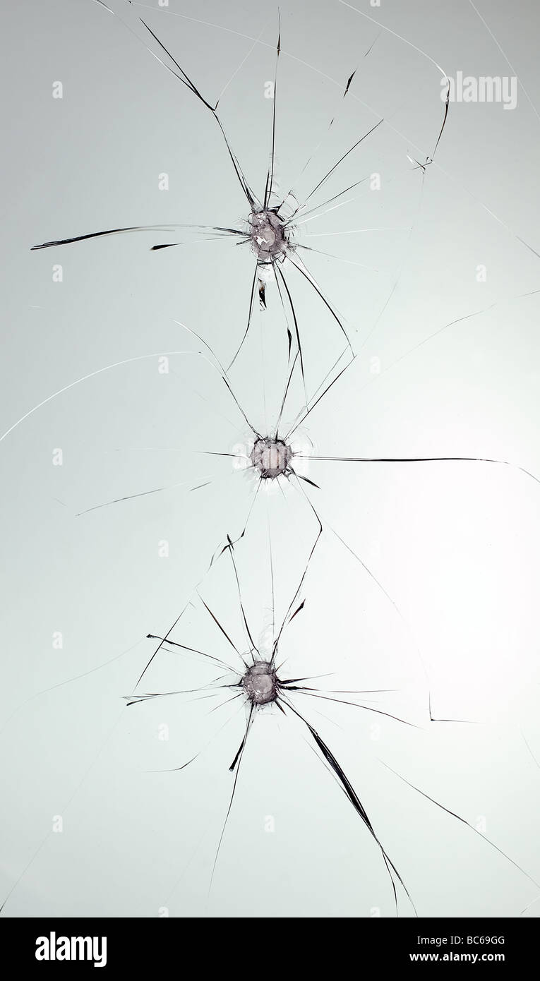 Il y a un verre de voiture cassée avec le trou dans le pare-brise photo center Banque D'Images